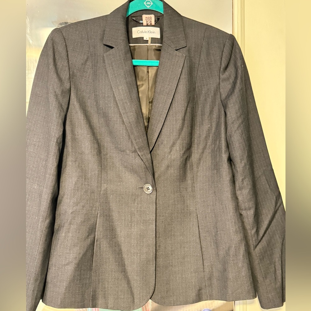 Calvin Klein suit with blazer and pants Excellent condition